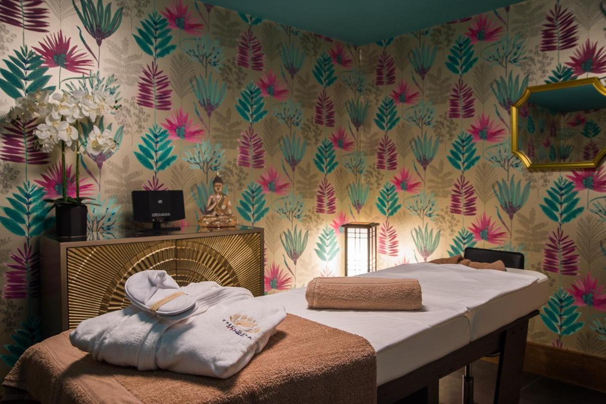 Holyrood Hotel - Leisure Centre & The Spa At Orchids บันโดแรน ภายนอก รูปภาพ